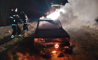 В районе моста в Мурманской области полыхал автомобиль Пожар
