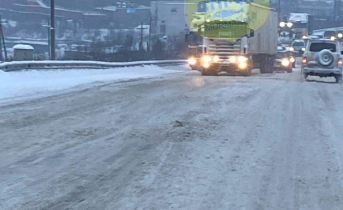 Водители застряли на выезде из Мурманска из-за гололедицы Гололед