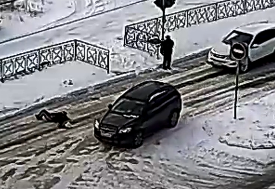 Момент наезда кроссовера на пенсионерку в Апатитах попал на видео Авария