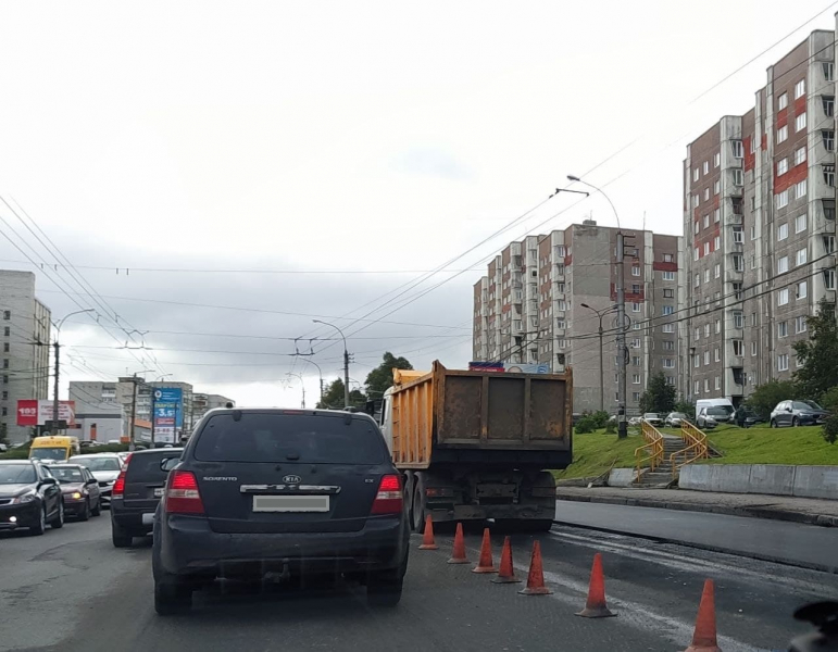Гигантская пробка образовалась в Мурманске из-за ремонта дороги Пробка