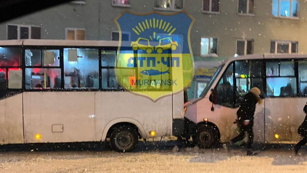 Две пассажирские маршрутки столкнулись в Мурманске ДТП