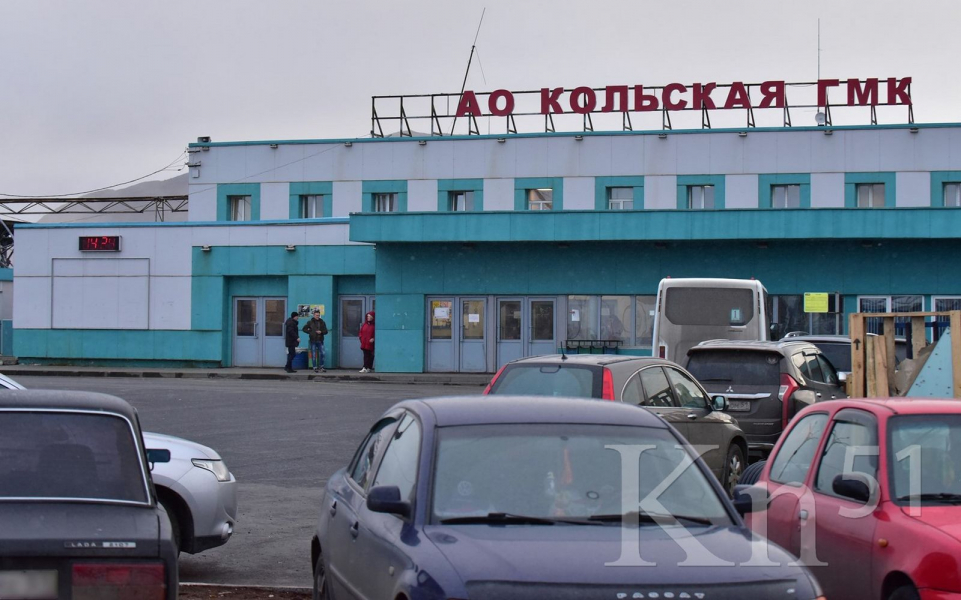 Сотрудников КГМК призывают соблюдать правила на парковке у проходной Кольская ГМК