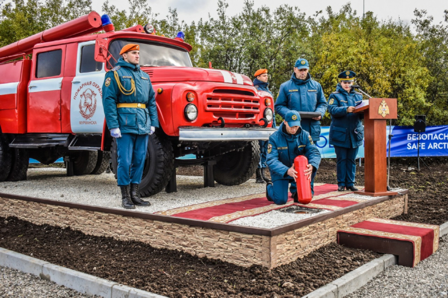 В Мурманске появился самый северный памятник пожарному автомобилю Машина