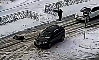 Момент наезда кроссовера на пенсионерку в Апатитах попал на видео Авария
