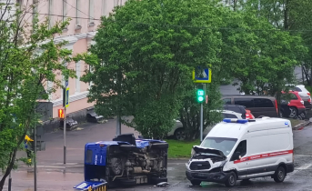 Момент ДТП с участием машин скорой помощи и «Почты России» в Мурманске попал на видео ДТП