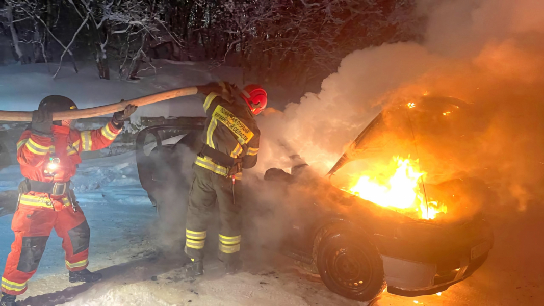 Во дворе дома в Мурманске загорелся автомобиль Пожар