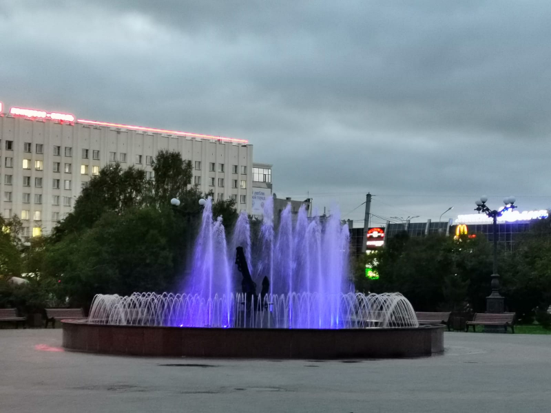 Фонтан в центре Мурманска заиграл яркими разноцветными красками Фонтан