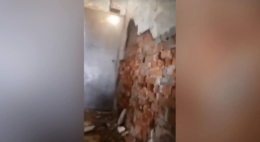 Подъезд жилого дома в Мурманске рушится на головы северянам Подъезд