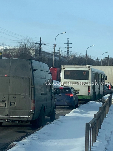 Фура перегородила дорогу в Мурманске Фура