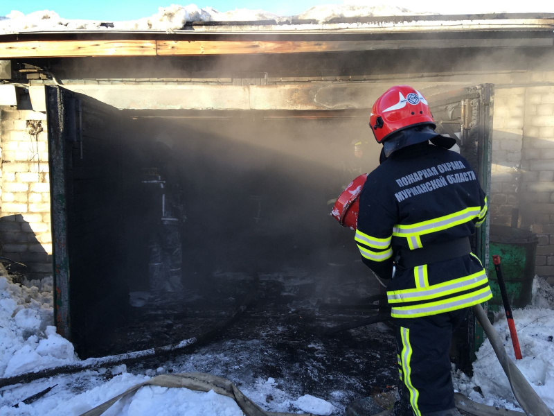 Четыре человека тушили пожар в Мурманской области Пожарные
