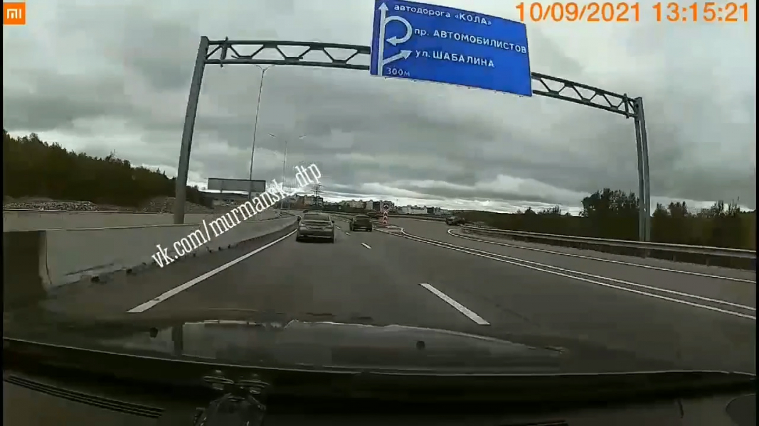 Момент аварии с перевернувшейся иномаркой в Мурманске попал на видео ДТП