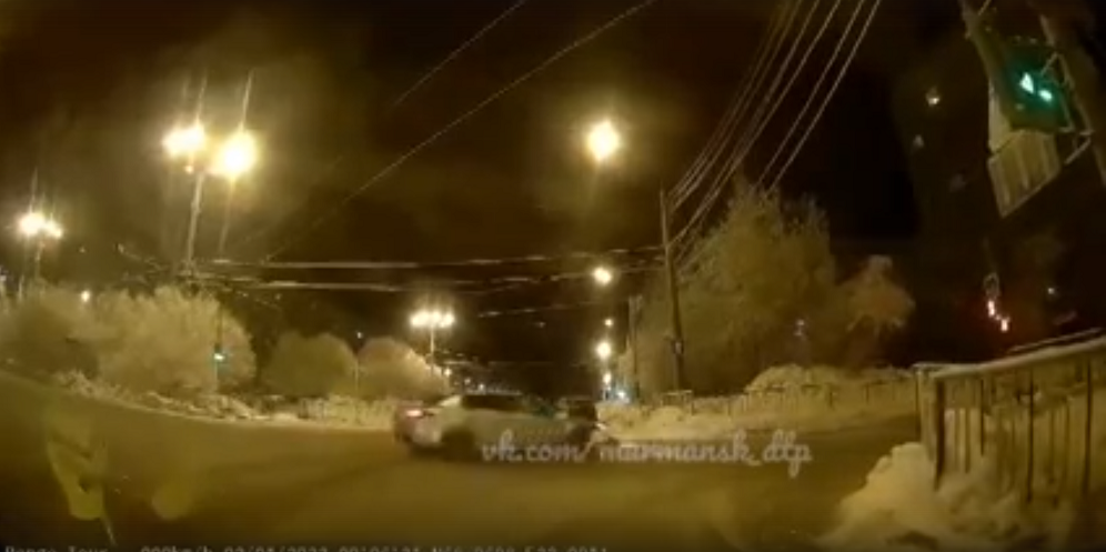 Момент жесткого ДТП на перекрестке в Мурманске попал на видео ДТП