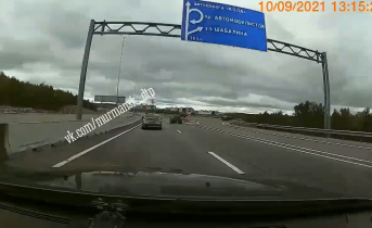 Момент аварии с перевернувшейся иномаркой в Мурманске попал на видео ДТП