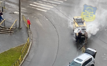 В Мурманске на перекрестке горит автомобиль ДТП