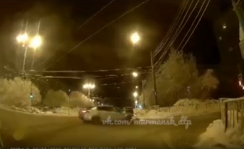 Момент жесткого ДТП на перекрестке в Мурманске попал на видео ДТП