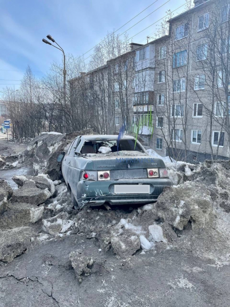В Мурманске неожиданная находка в сугробе удивила северян Машина