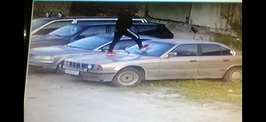 В Апатитах хулиган прошелся по крыше автомобиля Хулиган