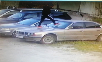 В Апатитах хулиган прошелся по крыше автомобиля Хулиган