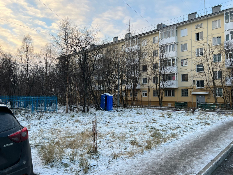 Северяне увидели неожиданную картину в мурманском дворе Биотуалет
