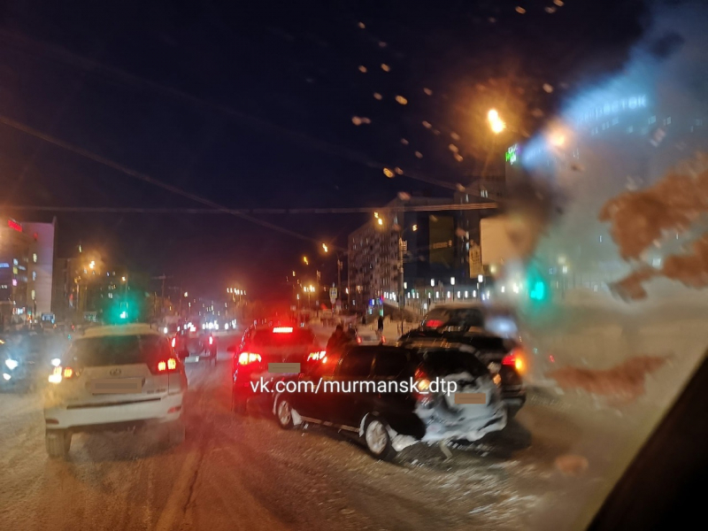 Из-за аварии на перекрестке в Мурманске образовалась большая пробка Авария