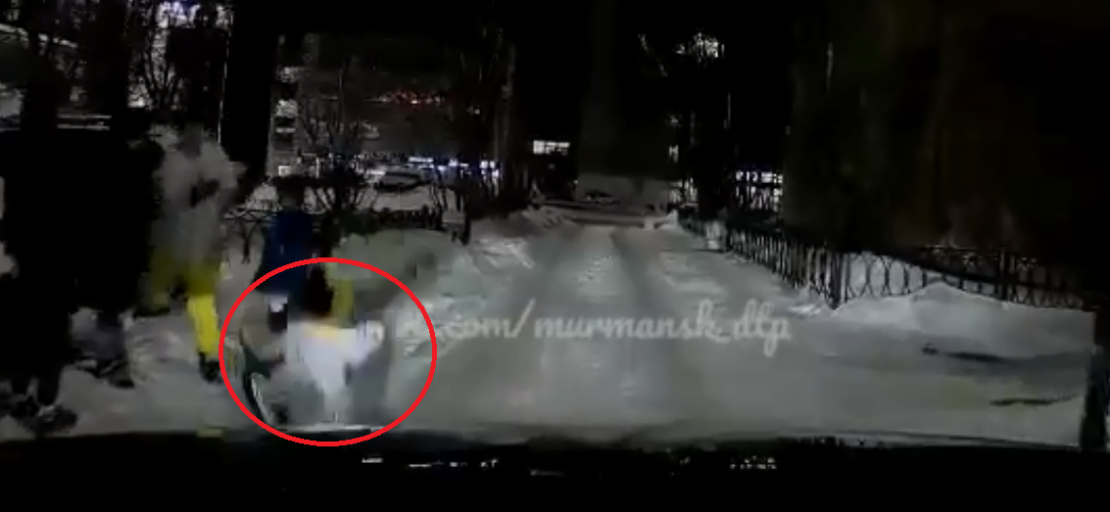 Опасные игры подростков в центре Мурманска попали на видео Дети
