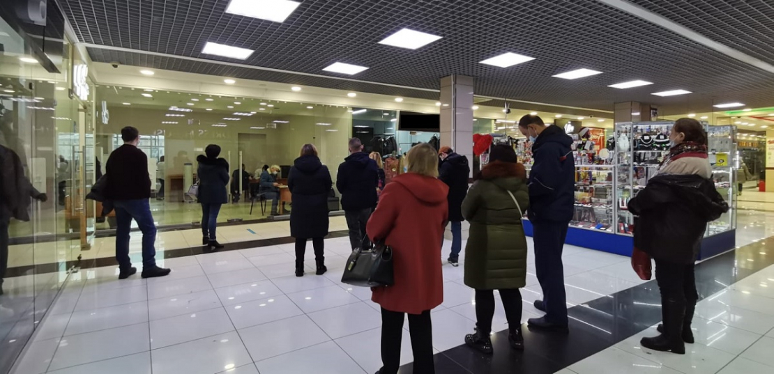 В Мурманске образовались очереди на вакцинацию в торговых центрах Очередь