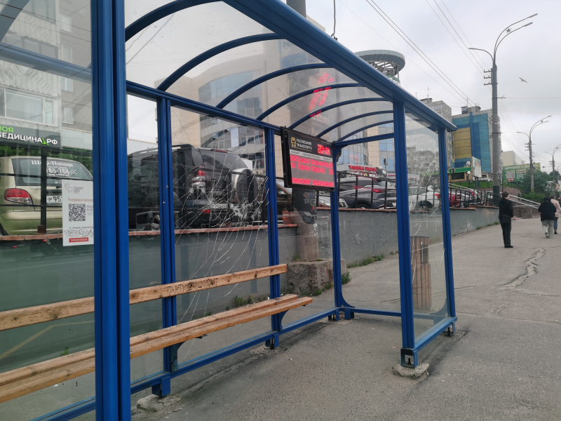 Вандалы разгромили остановку в центре Мурманска Остановка