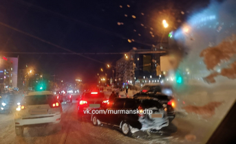 Из-за аварии на перекрестке в Мурманске образовалась большая пробка Авария