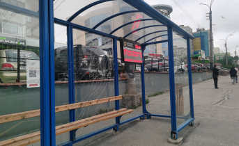 Вандалы разгромили остановку в центре Мурманска Остановка