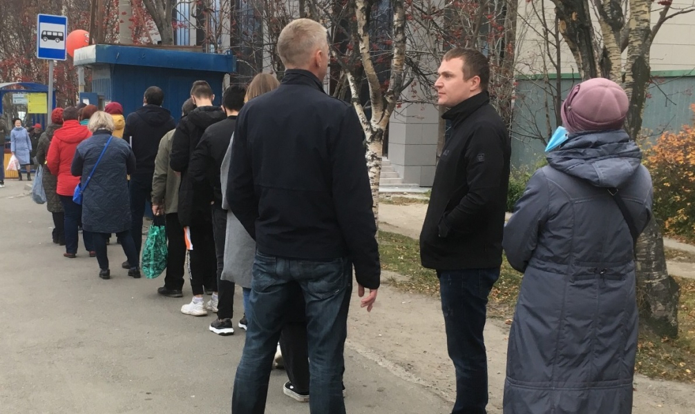 Мурманчане возмутились гигантской очередью на «Молодежке» Очередь