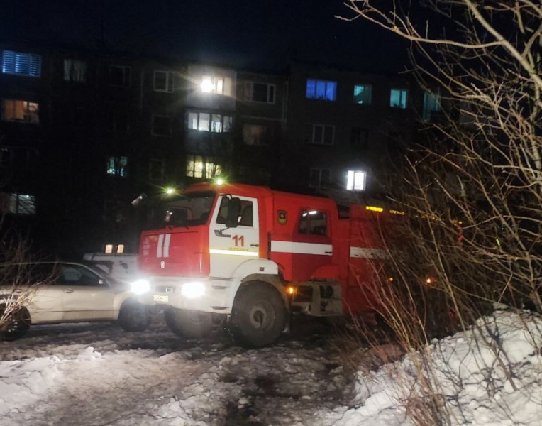 Неспокойная ночь. В мурманском дворе сгорели автомобили Пожарная машина