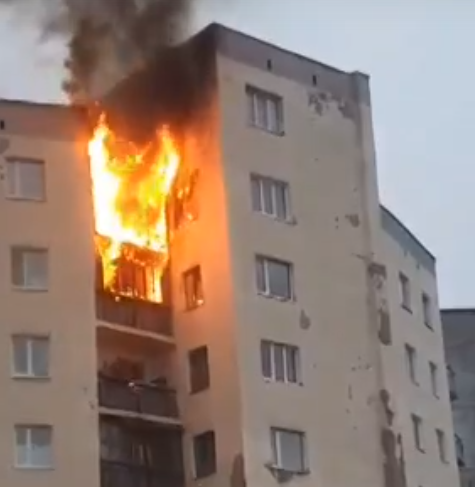 Сильный пожар в многоэтажном доме в Мурманской области попал на видео Пожар