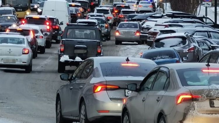 Из-за аварии в центре Мурманска водители застряли в километровой пробке Пробка