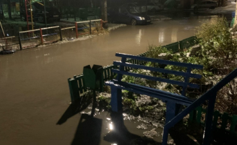 Во дворе в Мурманской области появился бассейн Потоп