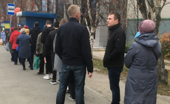 Мурманчане возмутились гигантской очередью на «Молодежке» Очередь