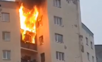Сильный пожар в многоэтажном доме в Мурманской области попал на видео Пожар