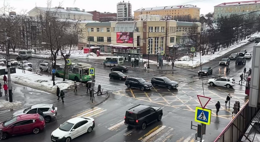 На центральном перекрестке в Мурманске коллапс Мурманск