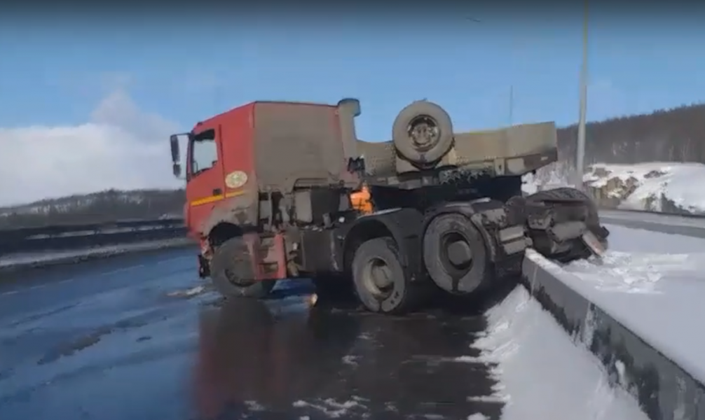 В серьезной аварии в Мурманске пострадал водитель «КамАЗа» ДТП