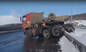 В серьезной аварии в Мурманске пострадал водитель «КамАЗа» ДТП