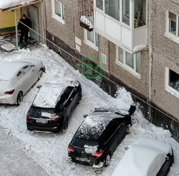 Гигантская снежная масса обрушилась на автомобили в Мурманске Автомобили