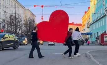 Сердце в центре Мурманска привлекло внимание северян Город