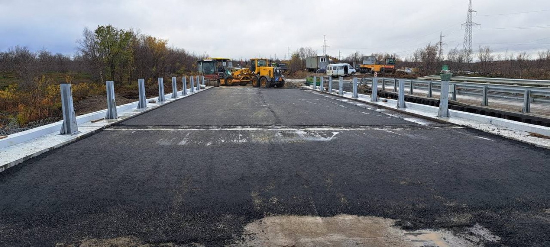 Ремонт важного объекта в Заполярье завершается Мурманская область, трактор, ремонт дороги, мост