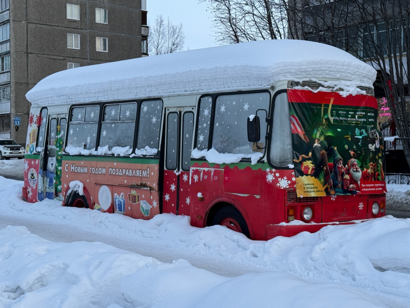 Брошенный автобус Деда Мороза в Мурманске Автобус