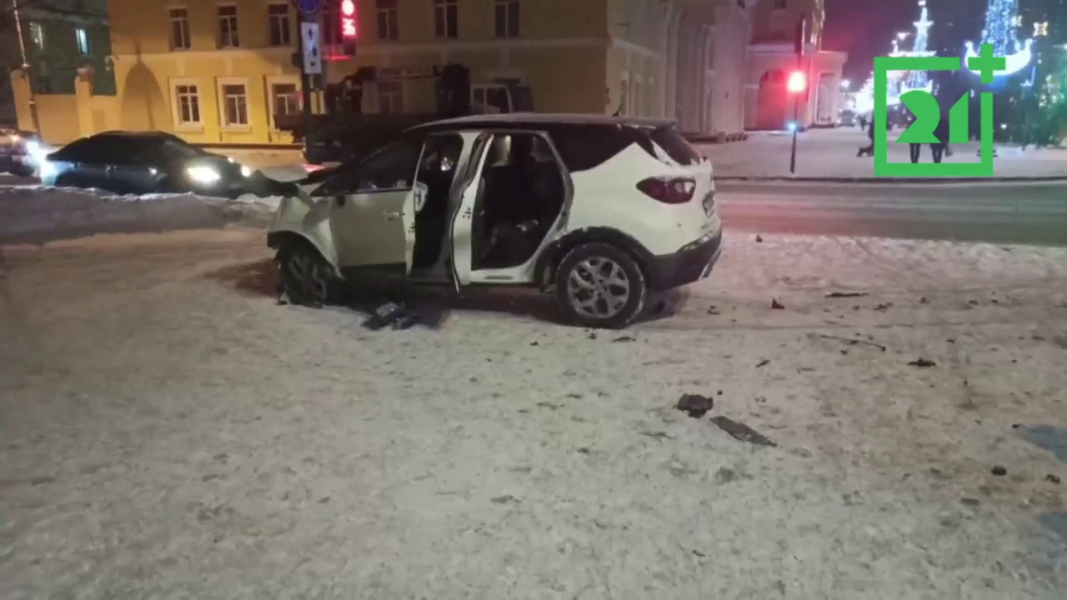 Автомобиль выбросило на тротуар: жесткое ДТП произошло в центре Мурманска ДТП