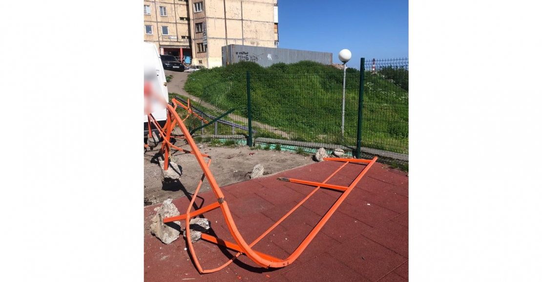 В Североморске микроавтобус вылетел на детскую площадку Инцидент