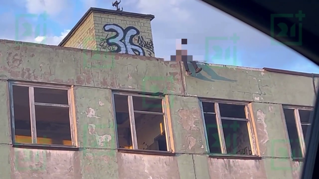 Парня на краю крыши в Мурманске сняли на видео Парня на краю крыши в Мурманске сняли на видео
