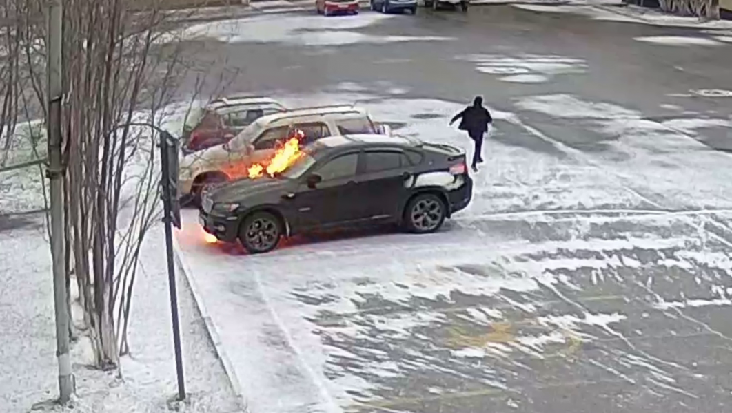 Момент поджога «БМВ» 19-летним парнем в Мурманской области попал на видео Поджог