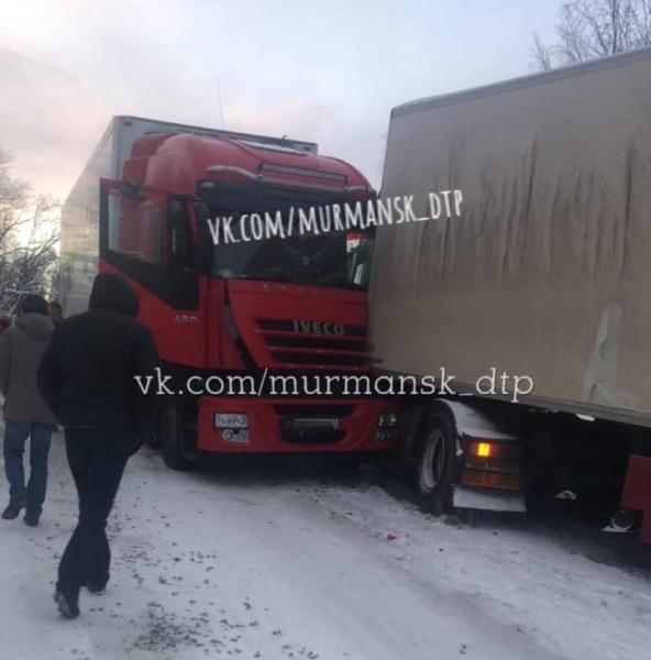 На трассе в Мурманской области столкнулись фуры ДТП
