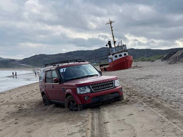 На пляже в Териберке застрял автомобиль Авто