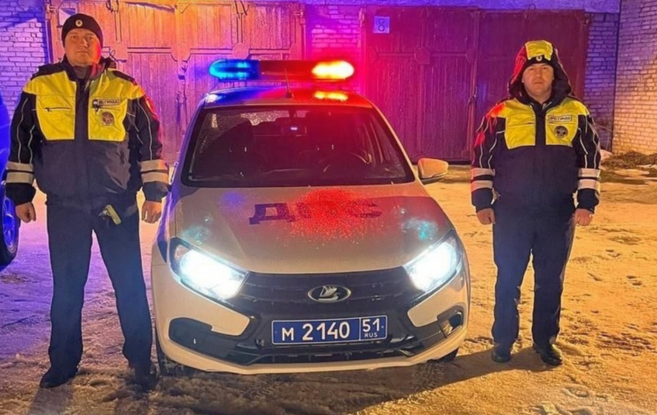 В снежном плену. Заполярные Госавтоинспекторы пришли на помощь автоледи Госавтоинспекции